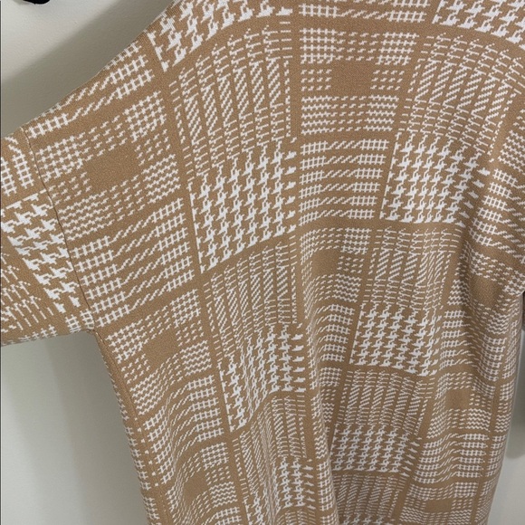 Tan and White Houndstooth Open Cardigan - Picture 4 of 6
